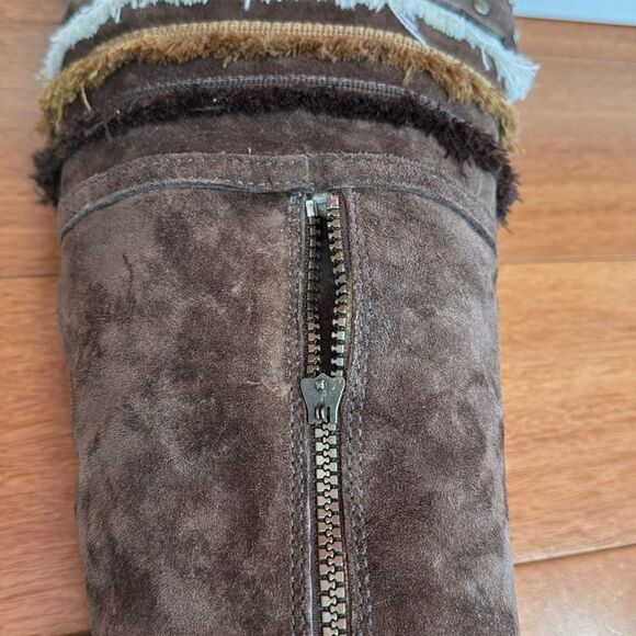 UGG AUSTRALIA 5547 Brown Tall Suede Sheepskin Boots Fringe Native Style Sz 8 - Picture 9 of 13